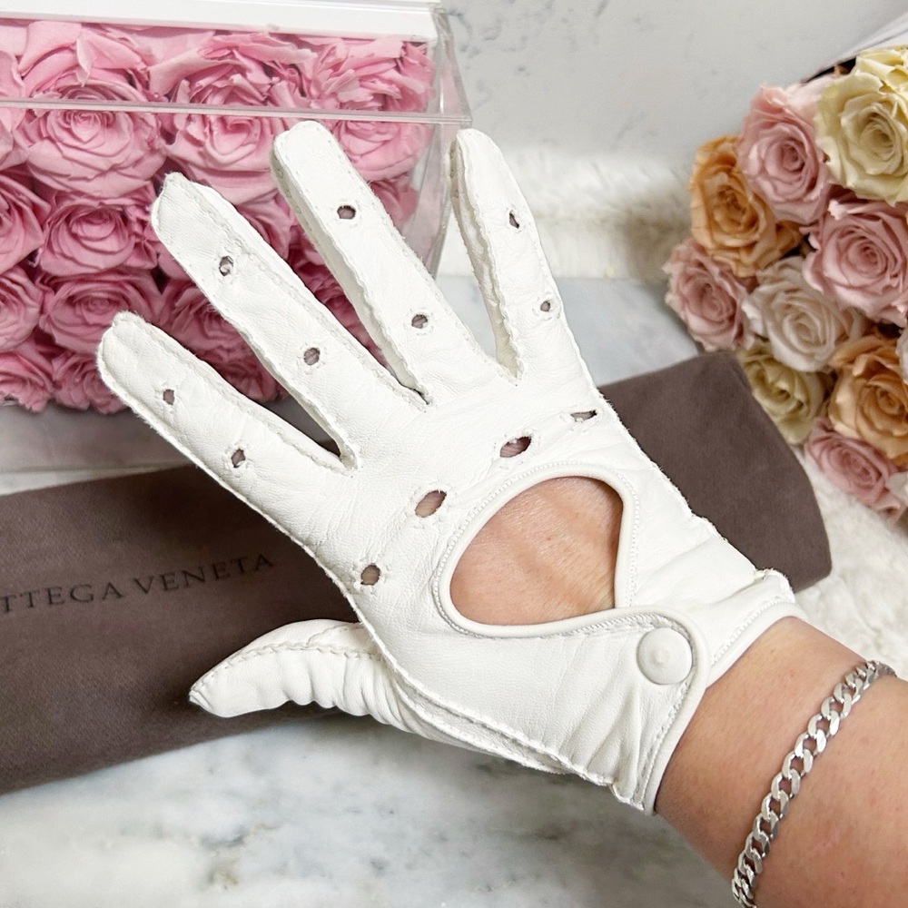 Authentic Bottega Veneta White Lambskin Leather Driving Gloves - Picture 10 of 11